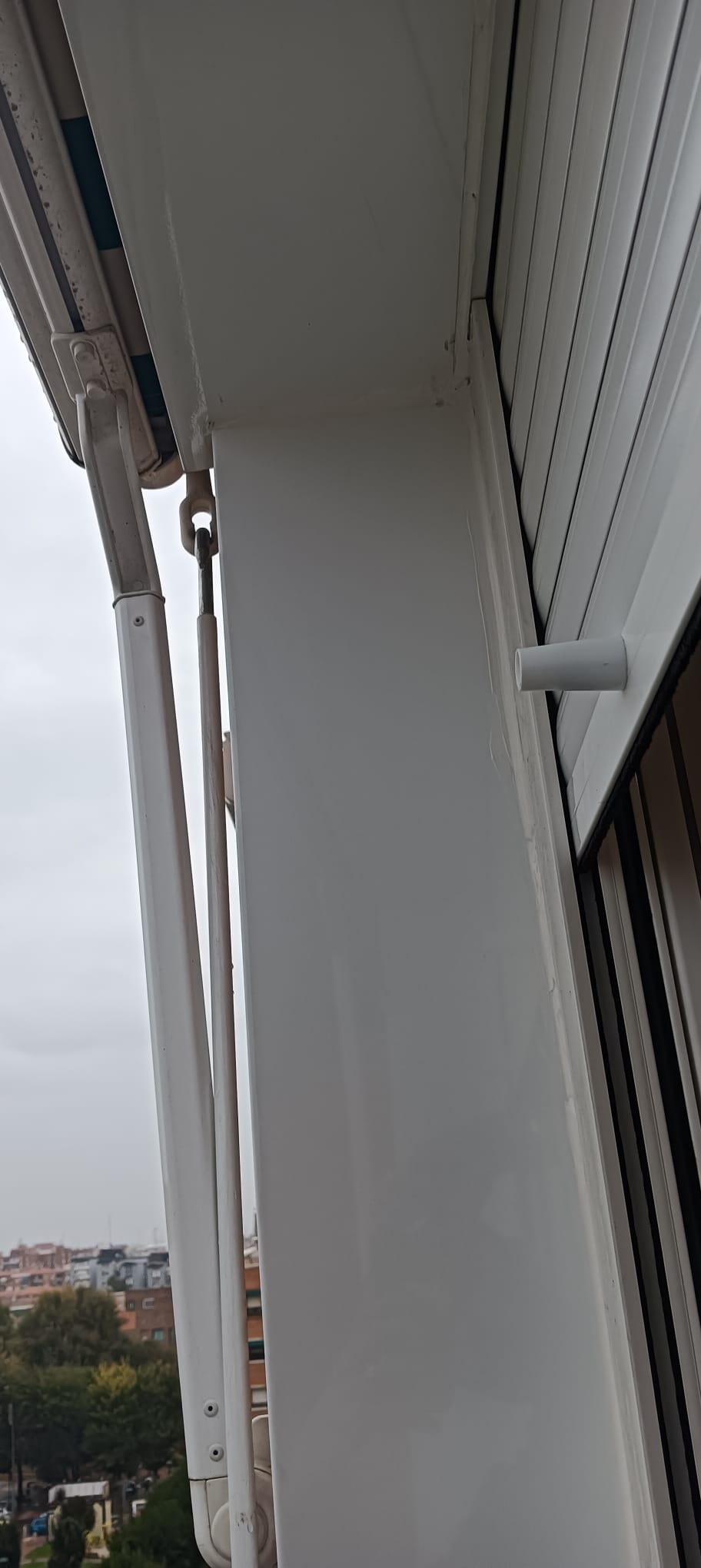 VENTANAS VIVIENDA CON EMBOCADURA DE CHAPA POR LA PARTE EXTERIOR